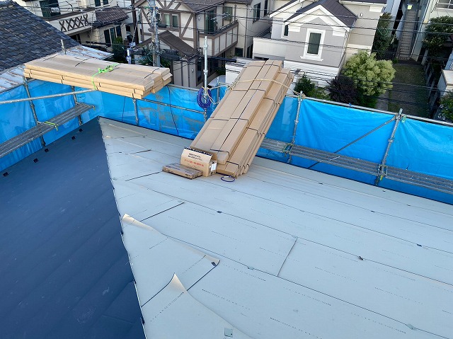 横暖ルーフαｓ　バズルーフ　カツキ板金　寄棟　屋根葺き替え　カバー工法